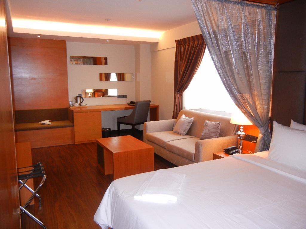 C'Haya Hotel Kota Kinabalu Szoba fotó